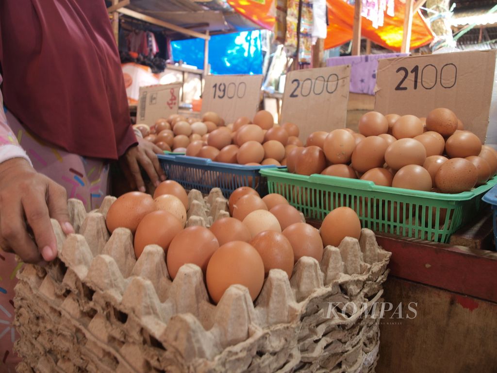 Mey Yunus (45) menata telur ayam yang ia perdagangkan, Jumat (26/8/2022), di Pasar Bersehati, Manado, Sulawesi Utara. Harga telur ayam naik signifikan bagi para pedagang, hingga Rp 5.000 per baki berisi 30 butir.
