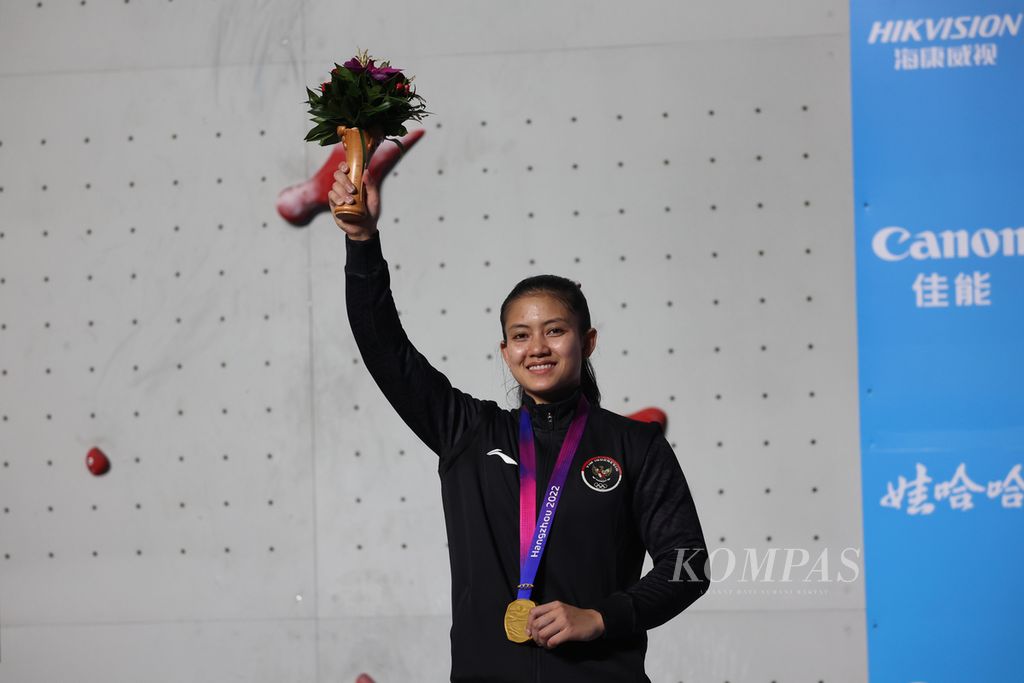 Pemanjat Indonesia, Desak Made Rita Kusuma Dewi meraih emas dalam final nomor perseorangan atau speed panjat tebing putri Asian Games Hangzhou 2022 di Shaoxing Keqiao Yangshan Sport Climbing Centre, Provinsi Zhejiang, China, Selasa (3/10/2023). 