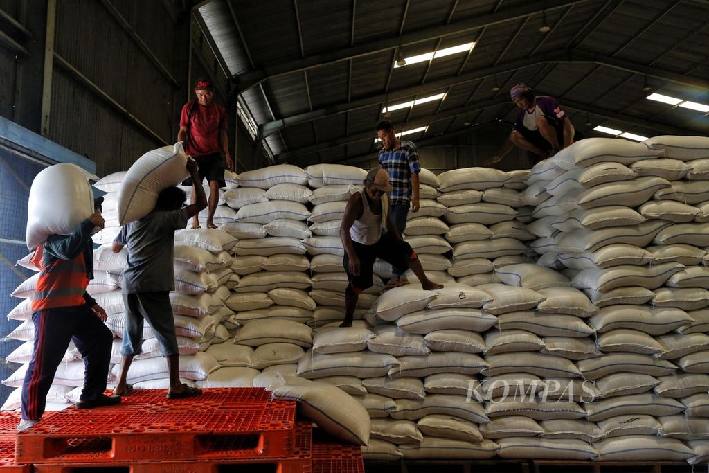 Aktivitas bongkar muat beras di gudang Perum Bulog Divisi Regional DKI Jakarta dan Banten, Jumat (25/11/2022). Per Kamis (24/11/2022), stok beras yang dikelola Bulog 583.000 ton. Realisasi pengadaan dari dalam negeri 918.000 ton, sedangkan penyaluran untuk operasi pasar mencapai 985.000 ton.