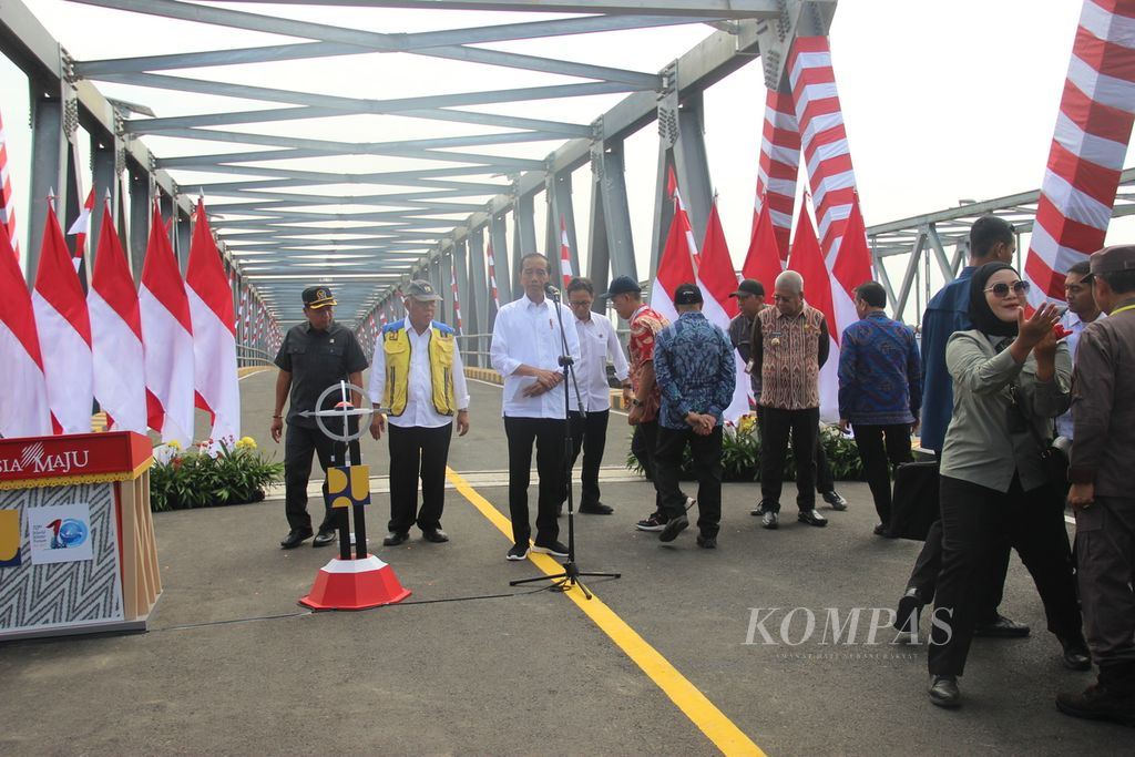 Presiden Joko Widodo meresmikan duplikasi Jembatan Kapuas 1, Kota Pontianak, Kalimantan Barat, Kamis (21/3/2024).