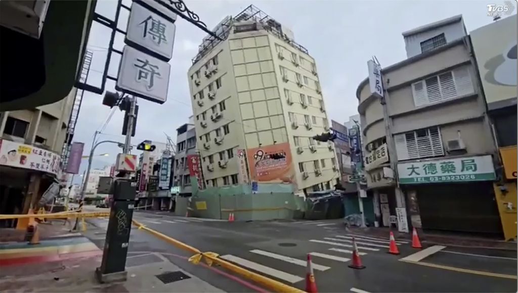  Potongan gambar yang diambil dari siaran televisi TVBS memperlihatkan situasi kota Hualien, Taiwan, Selasa (23/4/2024). Ratusan gempa susulan, salah satu gempa terkuatnya terjadi dini hari bermagnitudo 6,3 di kedalaman 10 kilometer, mengguncang Hualien, Senin malam hingga Selasa dini hari. 