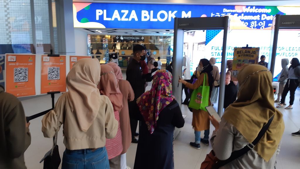 Di hari ketiga libur Lebaran 2022, Rabu (4/5/2022) warga Jakarta memenuhi pusat-pusat perbelanjaan. Salah satu pusat perbelanjaan yang ramai dikunjungi adalah Blok M Plaza.