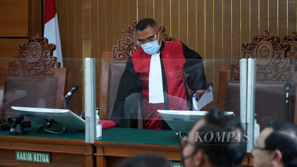 Ketua Majelis Hakim Wahyu Iman Santosa saat memasuki ruangan menjelang sidang putusan sela yang diajukan Ferdy Sambo, terdakwa atas kasus pembunuhan Brigadir Nofriansyah Yosua Hutabarat, di ruang sidang Pengadilan Negeri Kelas IA Jakarta Selatan, Jakarta, Rabu (26/10/2022). 