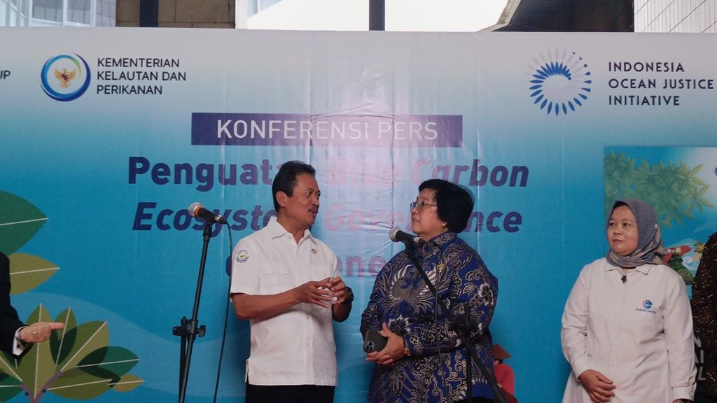 Menteri Kelautan dan Perikanan Sakti Wahyu Trenggono (kiri) dan Menteri Lingkungan Hidup dan Kehutanan Siti Nurbaya Bakar berbincang saat konferensi pers seusai seminar Penguatan Blue Carbon Ecosystem Governance di Indonesia, di Jakarta, Senin (30/1/2023).