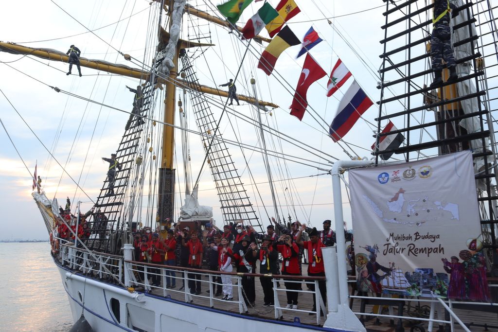 Participants of the Spices Cultural Muhibah on the Republic of Indonesia Navy's ship, KRI Dewaruci, retraced the six points of the historical Spice Route in Indonesia, namely Surabaya, Makassar, Baubau-Buton, Ternate-Tidore, Banda, and Kupang, from June 1, 2022 to July 2, 2022.