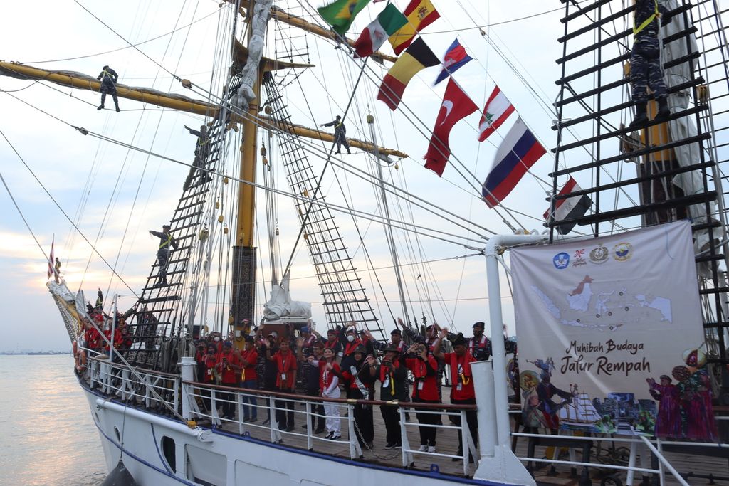 Peserta Muhibah Budaya Jalur Rempah di Kapal Republik Indonesia (KRI) Dewaruci milik TNI Angkatan Laut saat melakukan napak tilas ke enam titik jalur rempah Nusantara di masa lampau, yaitu Surabaya, Makassar, Baubau-Buton, Ternate-Tidore, Banda, dan Kupang, pada 1 Juni 2022 hingga 2 Juli 2022.