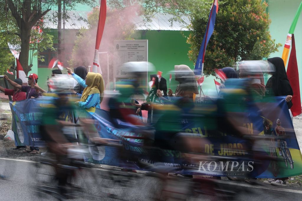 Peserta balap sepeda Cycling de Jabar 2022 memacu sepedanya untuk menyelesaikan etape kedua sejauh 169 kilometer dari Rancabuaya, Garut hingga Alun-alun Paamprokan, Pangandaran, Minggu (28/8/2022). Cycling de Jabar digelar salah satunya untuk mempromosikan potensi baik pariwisata, ekonomi, kesenian, dan kebudayaan di wilayah pesisir Jawa Barat selatan. 