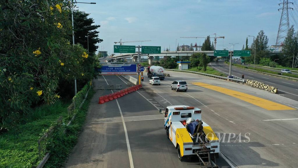 Ilustrasi. Penutupan jalan tol layang Jakarta-Cikampek (kiri) di kawasan Simpang Susun Cikunir, Kota Bekasi, Jawa Barat, Jumat (24/4/2020). 