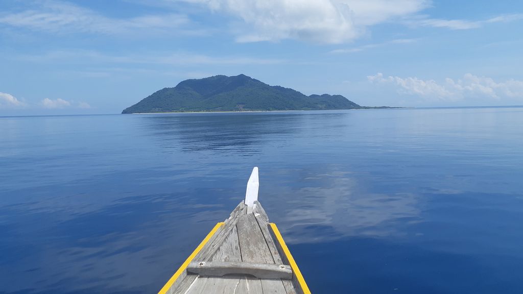 Perjalanan menuju Pulau Babi di Kabupaten Sikka, Nusa Tenggara Timur, Sabtu (18/12/2021). Pulau yang berada di tengah Laut Flores itu pernah porak-poranda diguncang gempa dan tsunami pada 12 Desember 1992.