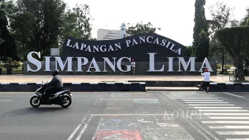 Kawasan Simpang Lima, Kota Semarang, Jawa Tengah, tampak lengang pada Kamis (13/5/2021) setelah shalat Idul Fitri 1442 H. 