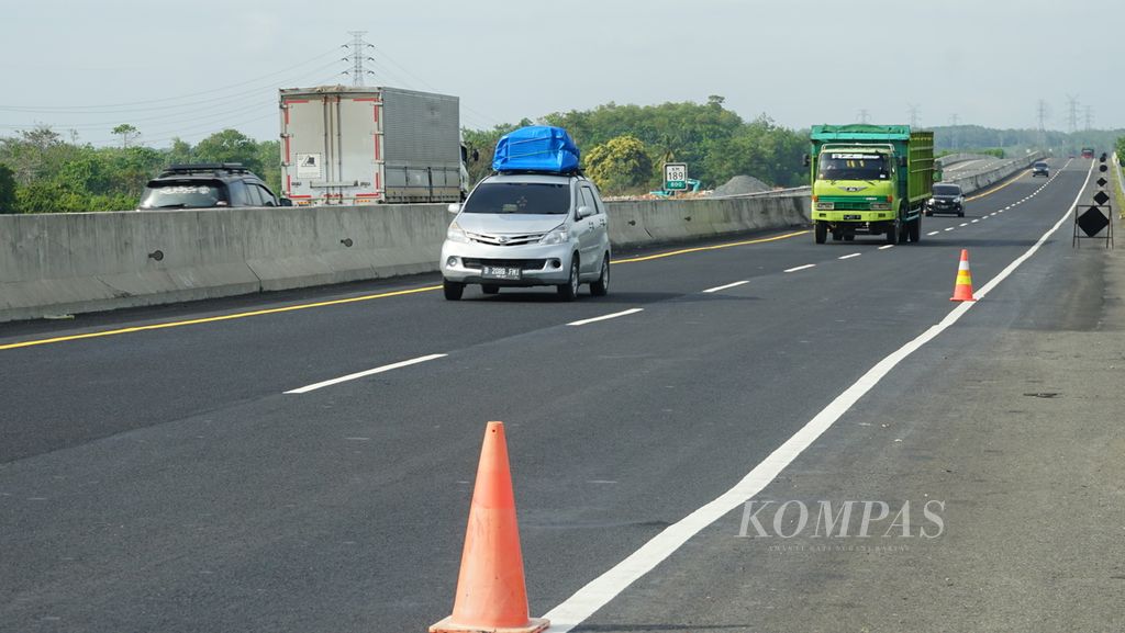 Kondisi ruas jalan Tol Trans-Sumatera ruas Terbanggi Besar-Pematang Panggang-Kayu Agung yang dilintasi kendaraan, Rabu (27/4/2022). 