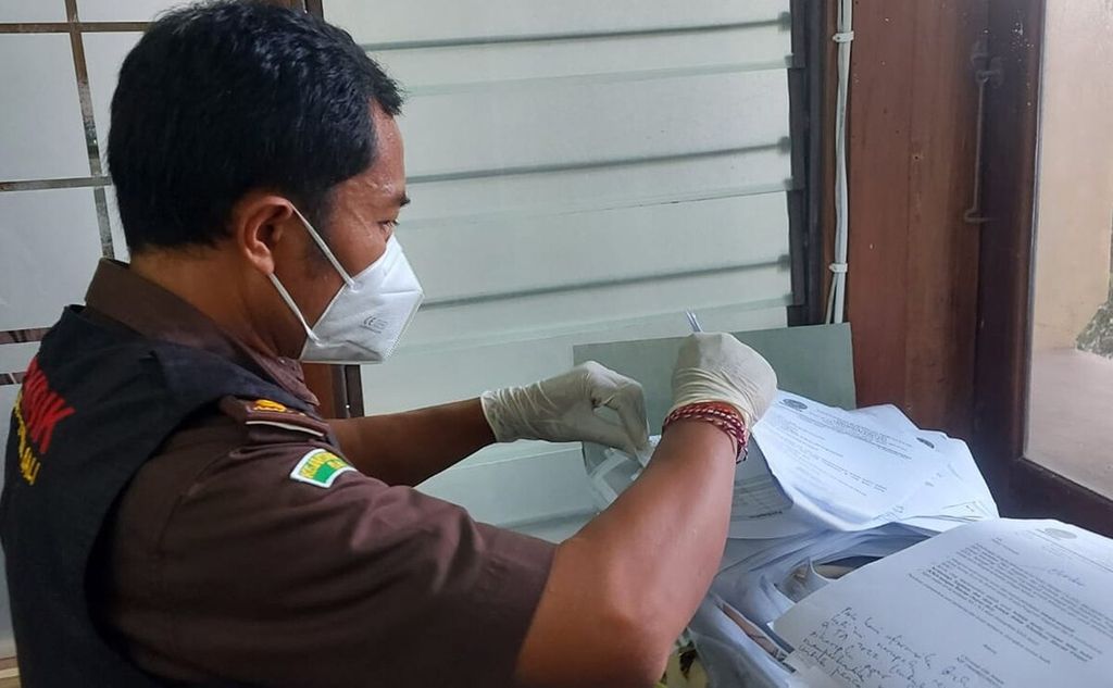 Tim penyidik Kejati Bali mengumpulkan dokumen ketika menggeledah ruangan di Gedung Rektorat Universitas Udayana, Jimbaran, Badung, Senin (24/10/2022).