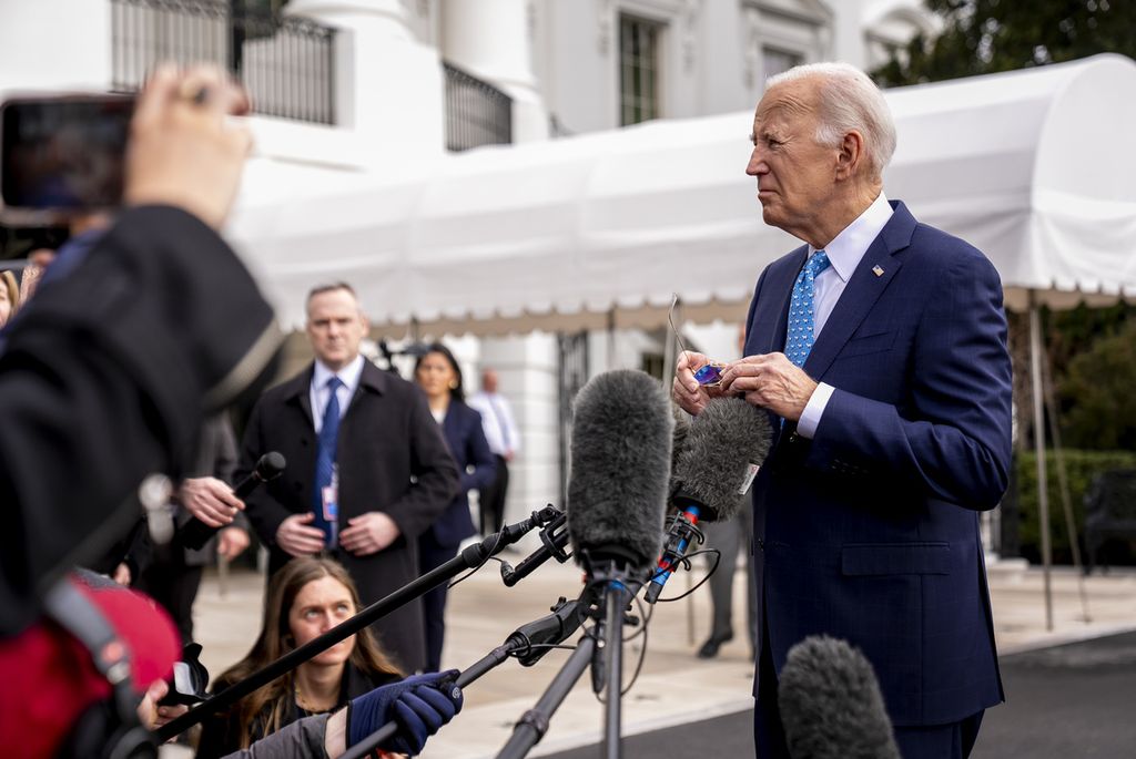 Presiden Amerika Serikat Joe Biden, Selasa (30/1/2024), memberikan keterangan kepada media sebelum meninggalkan Gedung Putih.