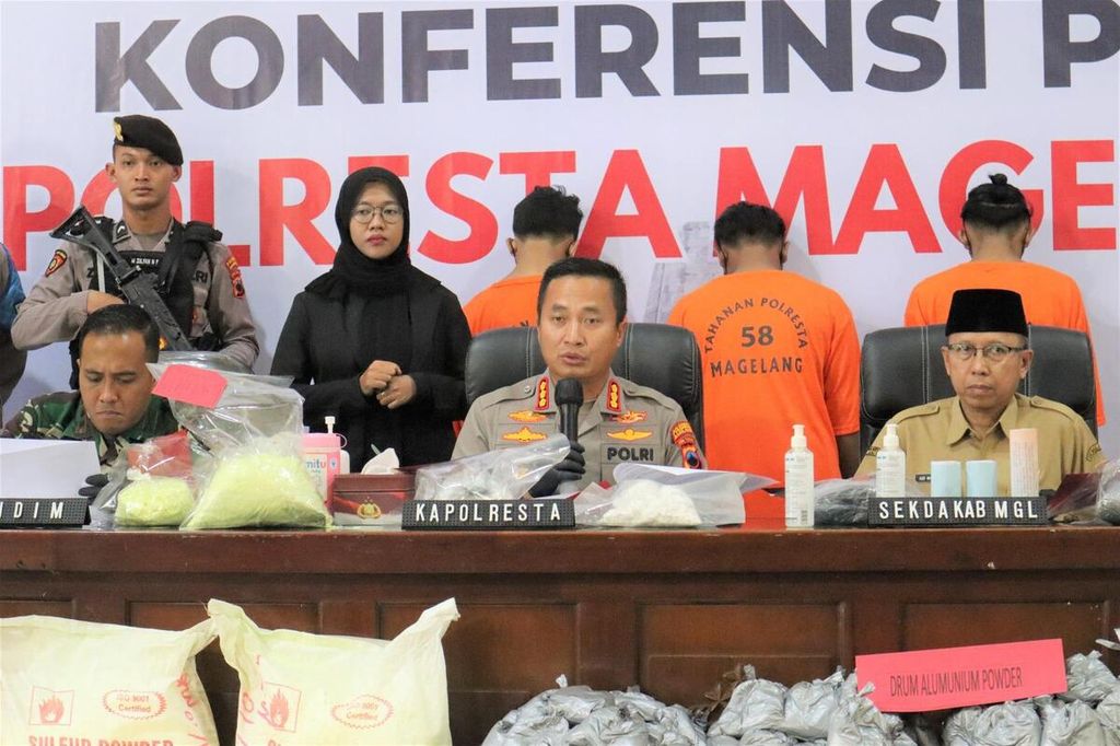 Kapala Polresta Magelang Kombes Ruruh Wicaksono memberikan keterangan pers terkait kasus kepemilikan bahan petasan, Senin (10/4/2023).