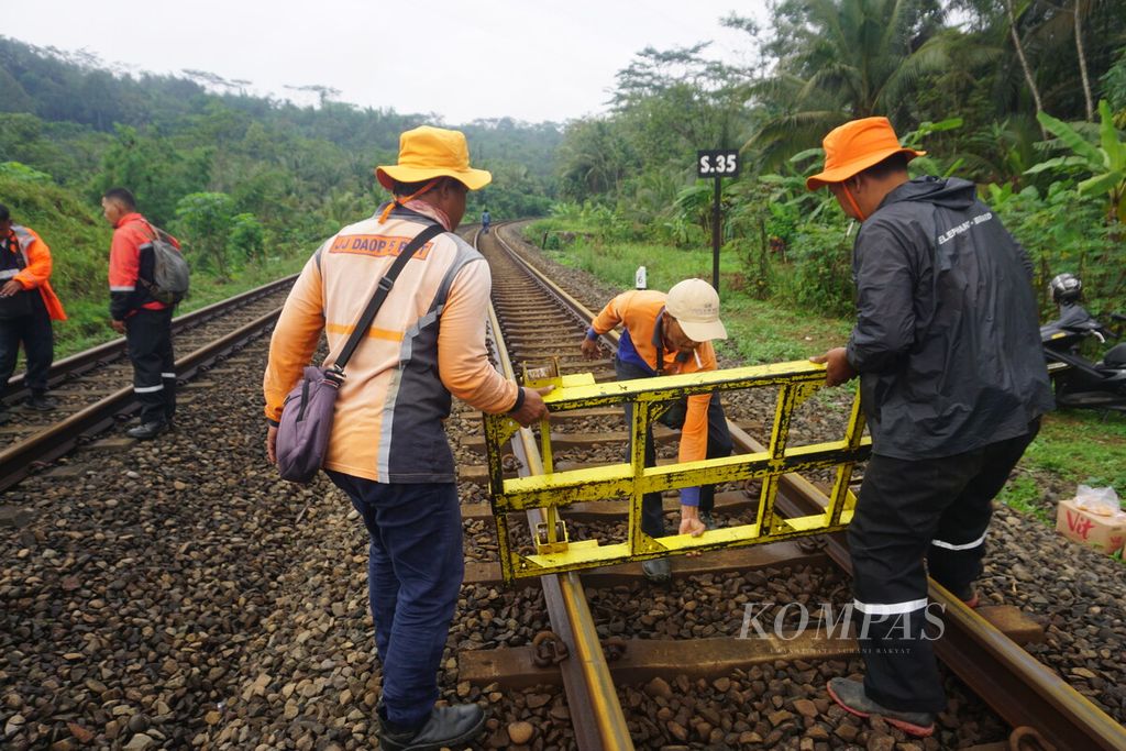 Proses pengamanan jalur rel di sekitar area yang tertutup anah longsor di Desa Gununglurah, Kecamatan Cilongok, Kabupaten Banyumas, Jawa Tengah, Senin (4/12/2023).
