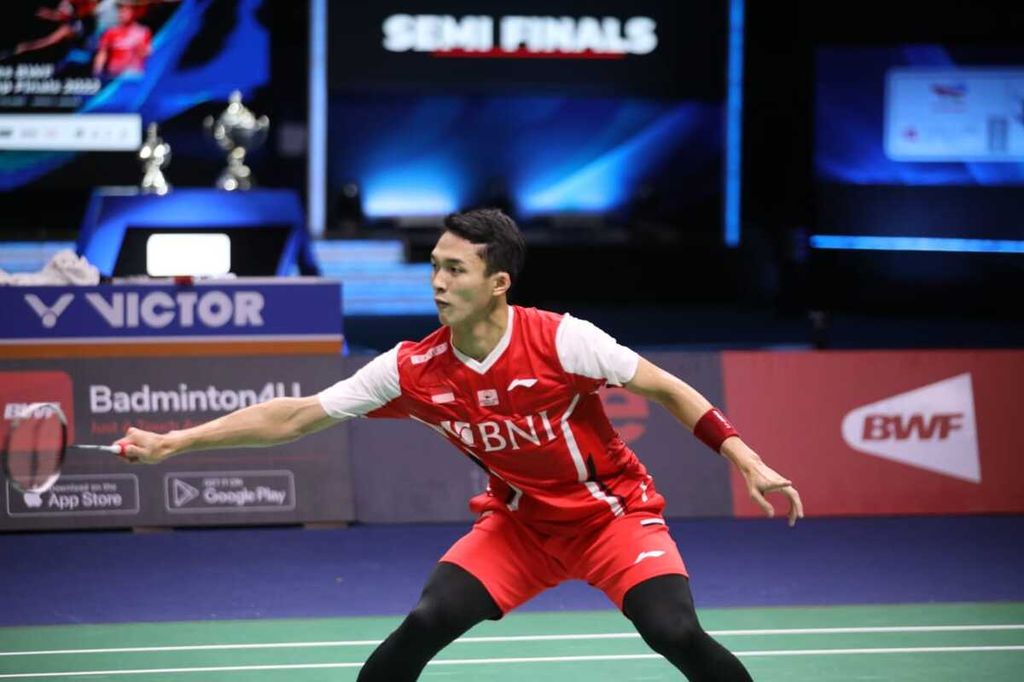 The second Indonesian single, Jonatan Christie, hit the shuttlecock while playing against Japanese player, Kenta Nishimoto, in the third match of the Thomas Cup semifinal between Indonesia and Japan at the Impact Arena, Bangkok, Thailand, on Friday (13/5/2022). Jonatan was defeated by Nishimoto, 20-22, 13-21, and Japan narrowed the gap to 1-2.