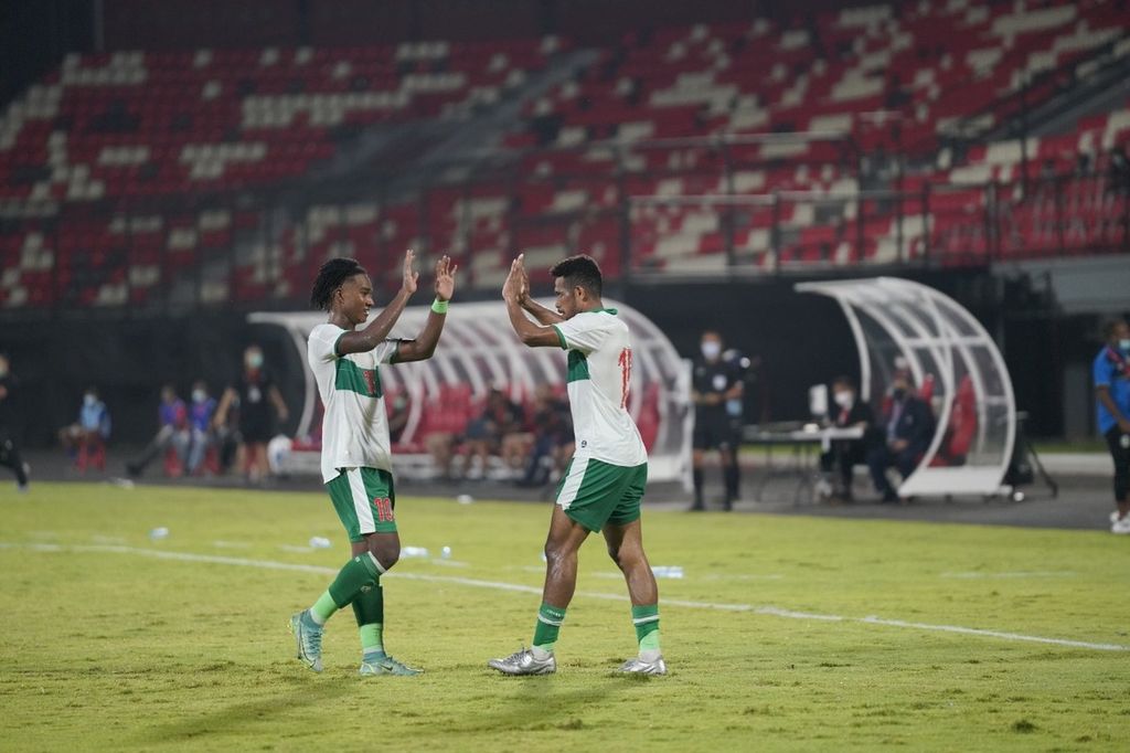 Gelandang Ricky Kambuaya (kanan) dan rekan setimnya, Ronaldo Kwateh, merayakan gol ke gawang Timor Leste pada laga uji coba internasional, Minggu (30/1/2022) malam, di Stadion Kapten I Wayan Dipta, Bali. Dalam laga itu, Ricky mencetak satu gol dan sebuah asis untuk membantu kemenangan Indonesia, 3-0.