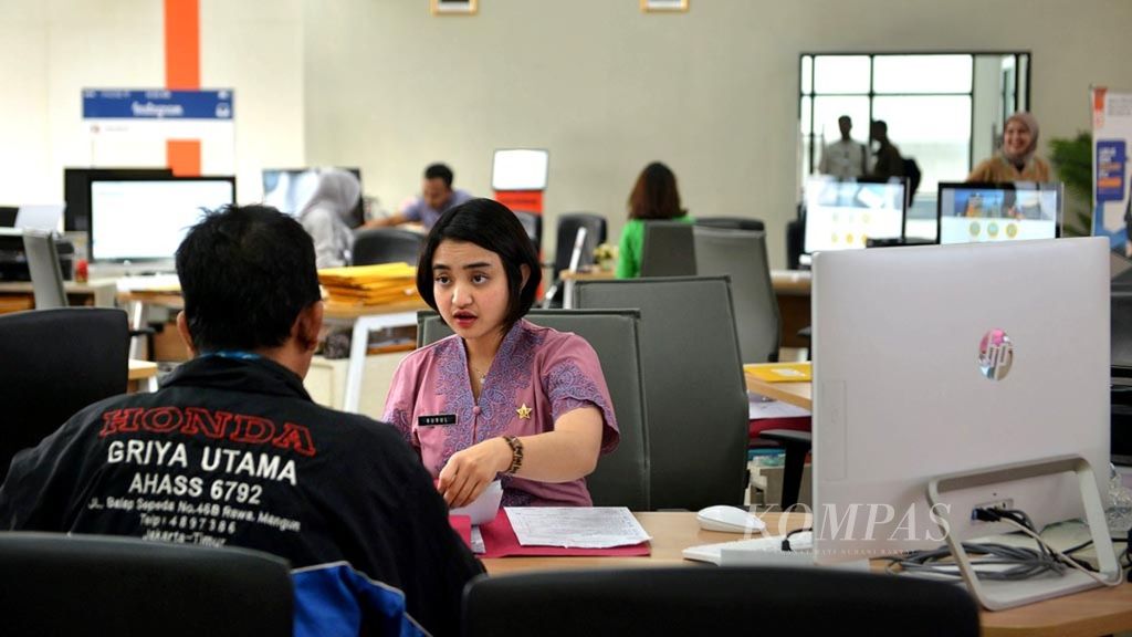 Petugas melayani warga di Mal Pelayanan Publik di Kawasan Kuningan, Jakarta, Jumat (20/7/2018). Mal ini menyediakan 329 jenis layanan, 269 di antaranya di bawah kewenangan Dinas Penanaman Modal dan Pelayanan Terpadu Satu Pintu DKI Jakarta.