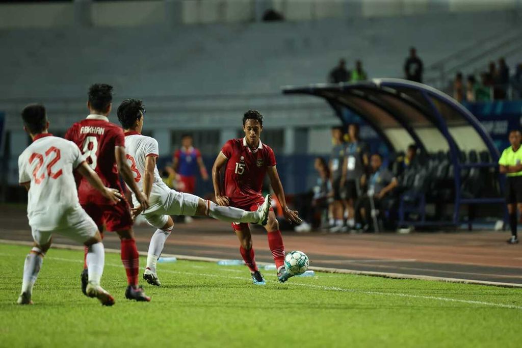 Pemain tim sepak bola Indonesia u-23, Haykal Alhafiz, mengoper bola dengan dihalangi pemain belakang Vietnam dalam laga final Piala AFF U-23 di Stadion Provinsi Rayong, Thailand, Sabtu (26/8/2023)