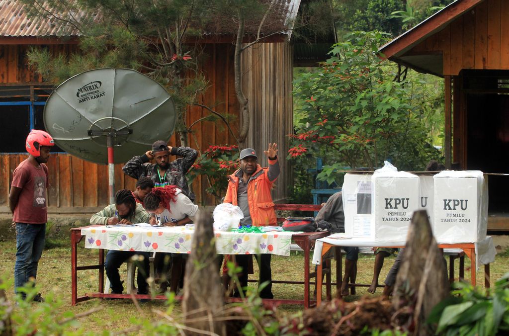Warga Papua mendatangi TPS untuk menyalurkan hak pilihnya pada Pemilu 2024 di Kampung Yalinggume, Distrik Piramid, Kabupaten Jayawijaya, Provinsi Papua Pegunungan, Rabu (14/2/2024).