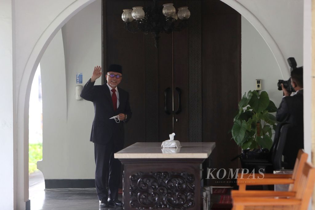 Ketua Partai Amanat Nasional Zulkifli Hasan melambaikan tangan kepada wartawan setibanya di Presidential Lounge di Kompleks Istana Kepresidenan, Jakarta, Rabu (15/6/2022). Sehari sebelumnya, Presiden Joko Widodo memanggil sejumlah tokoh. 