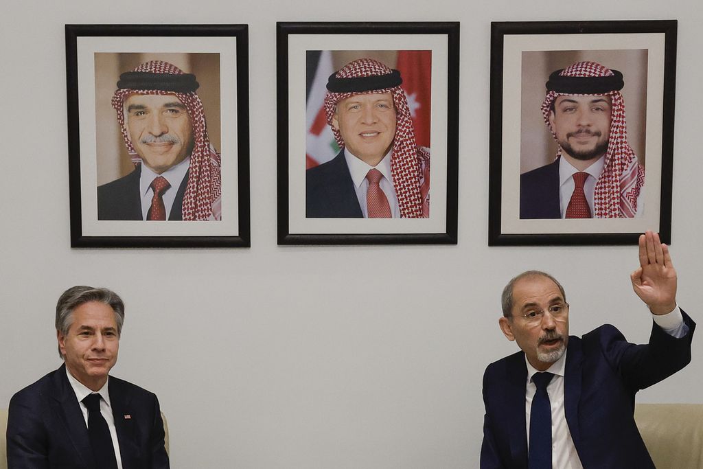 Menteri Luar Negeri AS Antony Blinken (kiri) menggelar pertemuan dengan Wakil Perdana Menteri dan Menteri Luar Negeri Jordania Ayman Safadi, di Amman, Jordania, Sabtu (4/11/2023). 