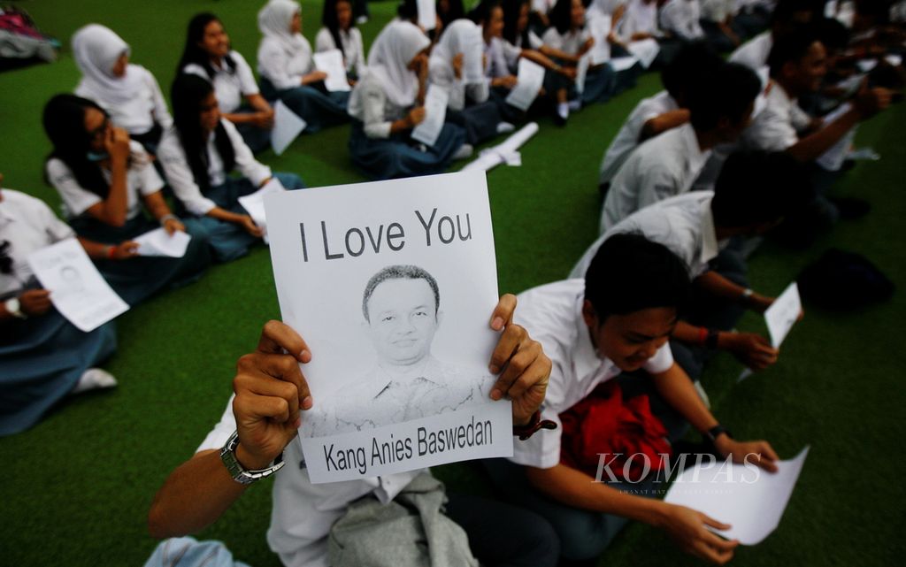Sejumlah siswa SMA di Kota Bandung berkumpul di Alun-alun Kota Bandung, Jawa Barat, untuk bersam-sama bersyukur penghapusan Ujian Nasional (UN) sebagai syarat kelulusan siswa, Rabu (28/1/15). 