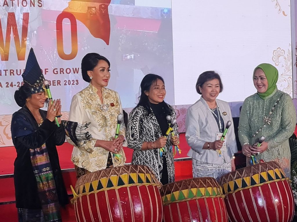 Menteri Pemberdayaan Perempuan dan Perlindungan Anak I Gusti Ayu Bintang Darmawati (tengah) dan Ketua Umum Kowani Giwo Rubianto (kedua dari kiri) memukul tambur menandai Pembukaan ASEAN Confederation of Woman’s Organization (ACWO) Forum and Expo 2023 di Gedung Smesco, Jakarta, Selasa (24/10/2023). 