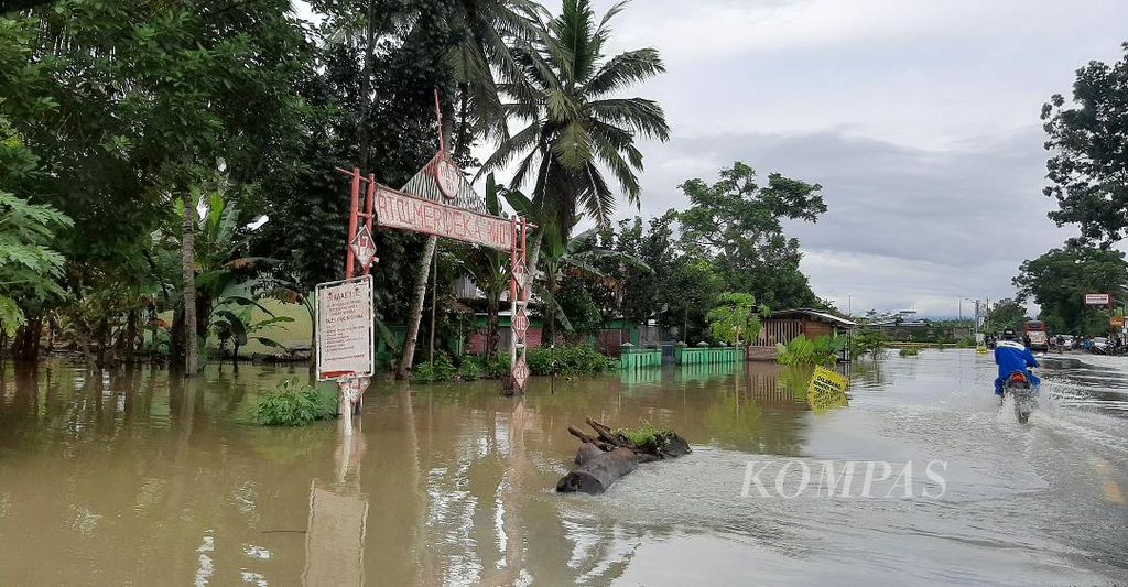 Air terpantau menggenang di jalan raya Kebumen-Purworejo, Kecamatan Butuh, Kabupaten Purworejo, Jawa Tengah, Selasa (15/3/2022).