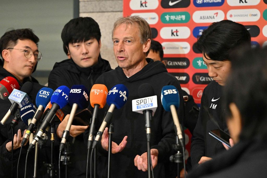 Pelatih Korea Selatan Juergen Klinsmann berbicara dalam konferensi pers di Bandara Incheon, Korsel, Kamis (8/2/2024), setelah Korsel tersingkir di babak semifinal Piala Asia 2023.