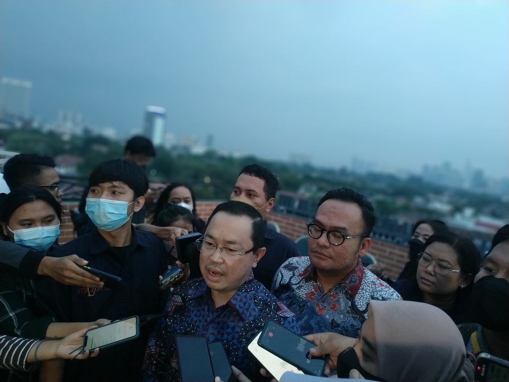 Kuasa hukum Ferdy Sambo dan Putri Candrawathi, Arman Hanis, seusai konferensi pers di Hotel Erian, Jakarta Pusat, Rabu (12/10/2022).