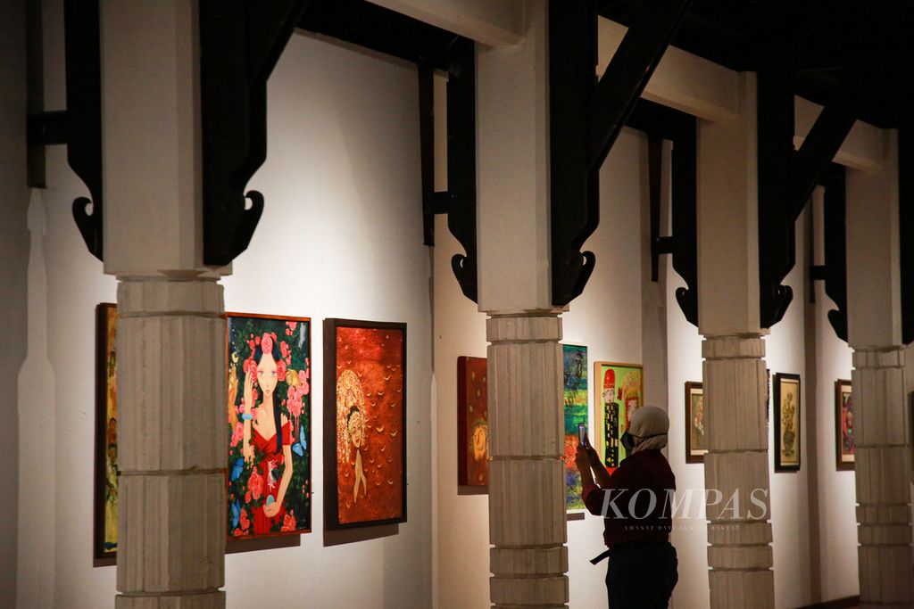 Pengunjung memotret karya lukis yang dipamerkan dalam pameran seni rupa koleksi Bentara Budaya dengan tema Gores Garis Perempuan di Bentara Budaya Jakarta, Kamis (14/4/2022).