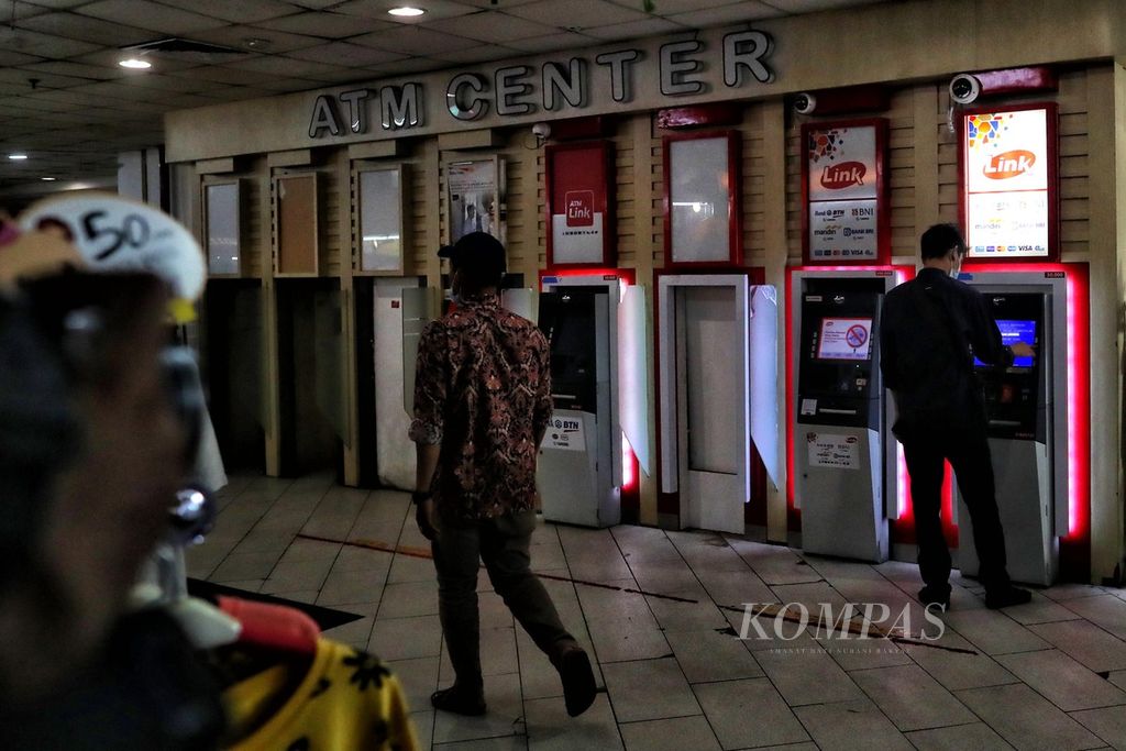 Nasabah memanfaatkan jaringan ATM Link milik bank-bank BUMN, untuk melakukan transaksi keuangan di Jakarta, Jumat (21/5/2021). 