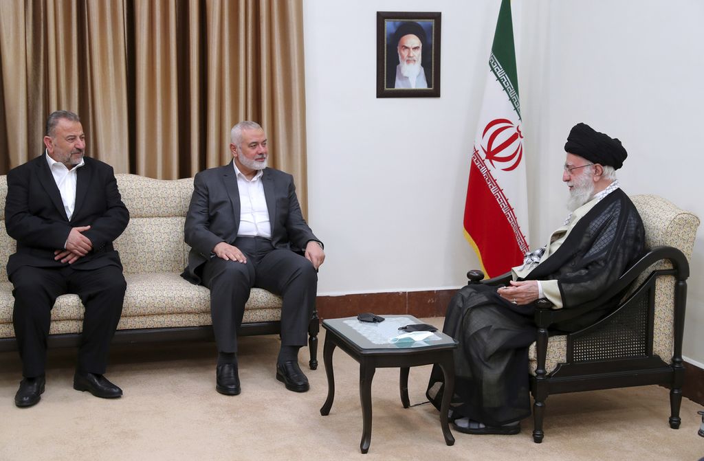 Foto yang dirilis oleh Kantor Pemimpin Tertinggi Iran, 21 Juni 2023, memperlihatkan Pemimpin Tertinggi Iran Ayatollah Ali Khamenei (kanan) berbincang dengan Pemimpin Hamas Ismail Haniyeh (tengah) dan Wakil Biro Politik Hamas Saleh al-Arouri di Teheran, Iran. 
