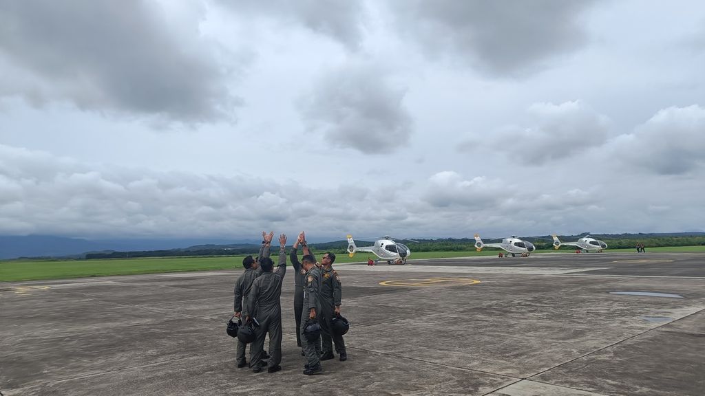 Ritual awal para pilot dan kopilot anggota tim Dynamic Pegasus sebelum beratraksi di Pangkalan TNI Angkatan Udara (Lanud) Suryadarma, Subang, Jawa Barat, Kamis (2/3/2023).