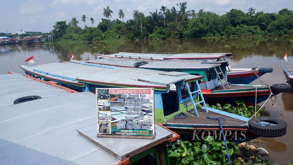 Sejumlah kapal motor atau kelotok wisata di Sungai Martapura tambat di dermaga Rumah Makan "Soto Bang Amat" di Jalan Banua Anyar Nomor 6 Banjarmasin Timur, Kota Banjarmasin, Kalimantan Selatan, Kamis (21/12/2023). 