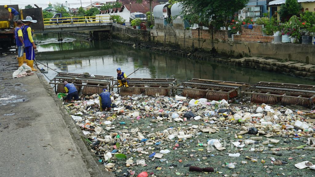 Petugas kebersihan dari Dinas Pekerjaan Umum dan Penataan Ruang Kota Palembang membersihkan aliran Sungai Bendung di Palembang, Sumatera Selatan, Selasa (24/5/2022). 