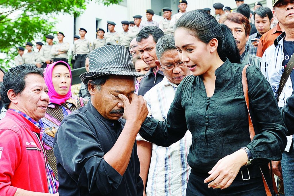 Calon gubernur Jawa Barat dalam Pilkada 2013, Rieke Diah Pitaloka (PDI-P), menenangkan pendukungnya seusai menjalani sidang putusan perselisihan hasil Pilkada Jawa Barat di Mahkamah Konstitusi, Jakarta, Senin (1/4/2013). 