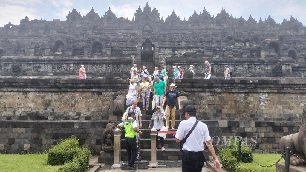 Rombongan wisatawan tampak menuruni tangga di bangunan Candi Borobudur, Kabupaten Magelang, Jawa Tengah, Rabu (22/3/2023). Mulai Rabu (22/3/2023), dibuka kajian lapangan atau uji coba kunjungan ke bangunan Candi Borobudur.