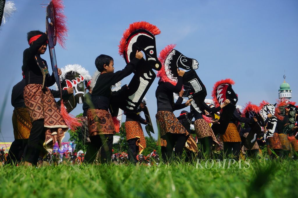 Siswa-siswi SMP N 1 Lumbir menari tarian Ebeg Banyumasan di Alun-alun Purwokerto, Banyumas, Jawa Tengah, Selasa (2/5/2023). Tarian itu digelar untuk memeriahkan peringatan Hari Pendidikan Nasional. 