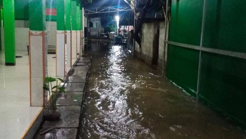  Banjir melanda Desa Limus Nunggal, Kecamatan Cileungsi, Kabupaten Bogor, Jumat (7/10/2022).
