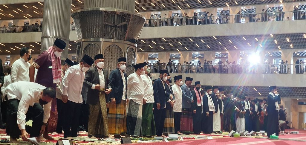 Presiden Joko Widodo bersama beberapa menteri, pejabat negara, dan duta besar negara sahabat menunaikan ibadah salat Idul Adha di Masjid Istiqlal, Jakarta, Minggu (10/7/2022).