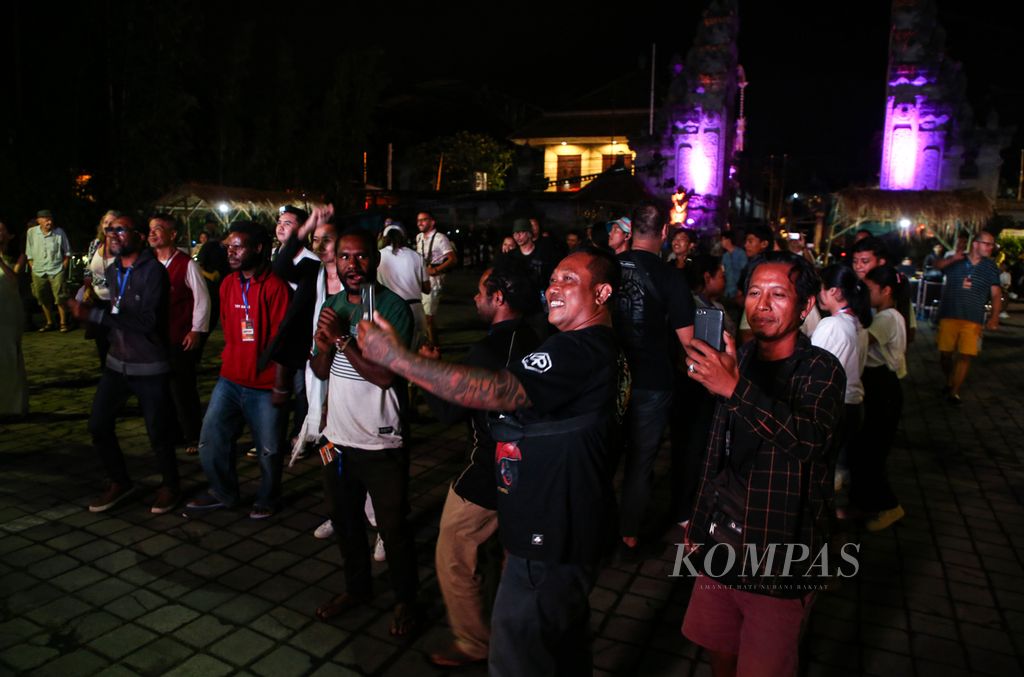 Antusiasme penonton jelang tengah malam ketika menyaksikan penampilan band Bali beraliran reggae Tameng and Friends di hari kedua Indonesian Music Expo (Imex) 2023 di Museum Puri Lukisan, Ubud, Bali, Jumat (22/09/2023) malam. 