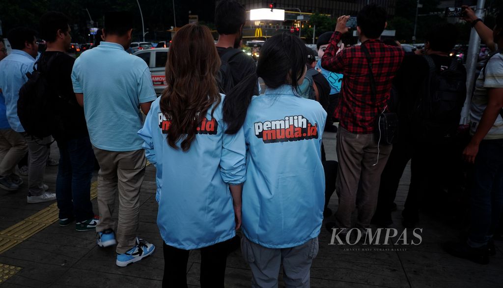 Jaket yang dikenakan Tim Kampanye Nasional (TKN) Fanta Prabowo-Gibran saat melakukan kampanye di persimpangan Sarinah, Jakarta, Jumat (29/12/2023). Kampanye yang dilakukan tim milenial pendukung Prabowo-Gibran ini menyajikan Joget Gemoy di hadapan publik di kawasan tersebut. 