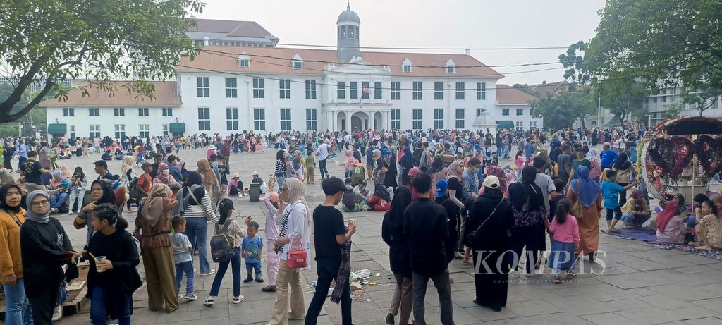 Suasana kepadatan pengunjung di Kota Tua, Jakarta, Senin (25/12/2023).