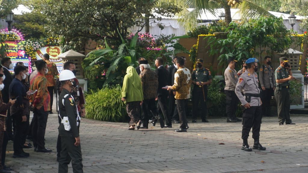 Sejumlah tamu mulai berdatangan dalam acara pernikahan Ketua MK Anwar Usman dan adik Presiden Jokowi, Idayati, di Graha Sabha Buana, Surakarta, Jateng, Kamis (26/5/2022). Acara dilaksanakan dengan protokol ketat.
