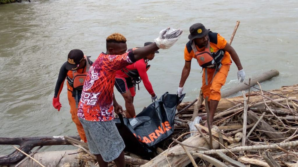 Tim SAR Jayapura menemukan salah seorang korban tewas dalam peristiwa perahu motor tenggelam di Sungai Mamberamo, Distrik Batani, Kabupaten Yahukimo, Papua Pegunungan, Minggu (5/2/2023).