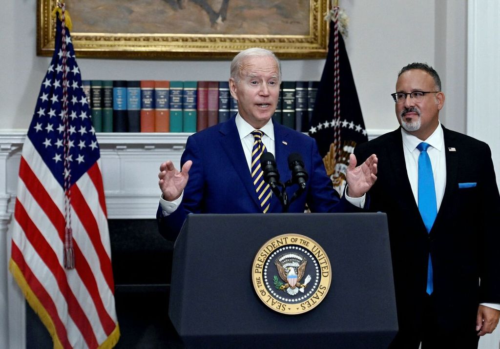 Presiden AS Joe Biden, didampingi Menteri Pendidikan AS Miguel Cardona (kanan), mengumumkan kebijakan penghapusan utang biaya kuliah di Ruang Roosevelt Gedung Putih, Washington DC, AS, Rabu (24/8/2022). 