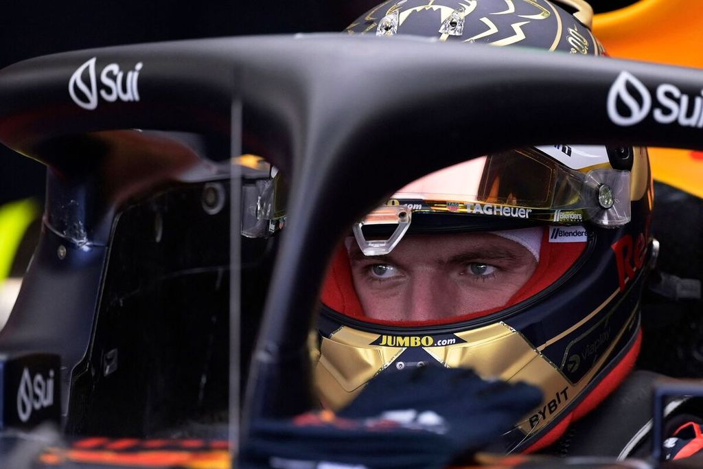 Pebalap Red Bull, Max Verstappen, bersiap di mobilnya jelang kualifikasi Formula 1 seri Brasil di Interlagos, Sabtu (4/11/2023) dini hari WIB. Verstappen berhasil menempati posisi <i>pole</i>.