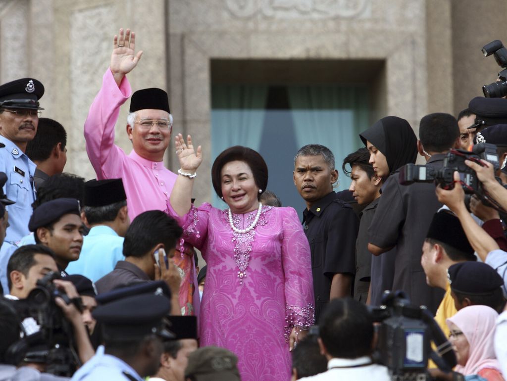 Foto yang diambil pada 3 April 2009 memperlihatkan Perdana Menteri Malaysia Najib Razak dan istrinya, Rosmah Mansor melambaikan tangan kepada pendukung mereka di Putrajaya, Malaysia.